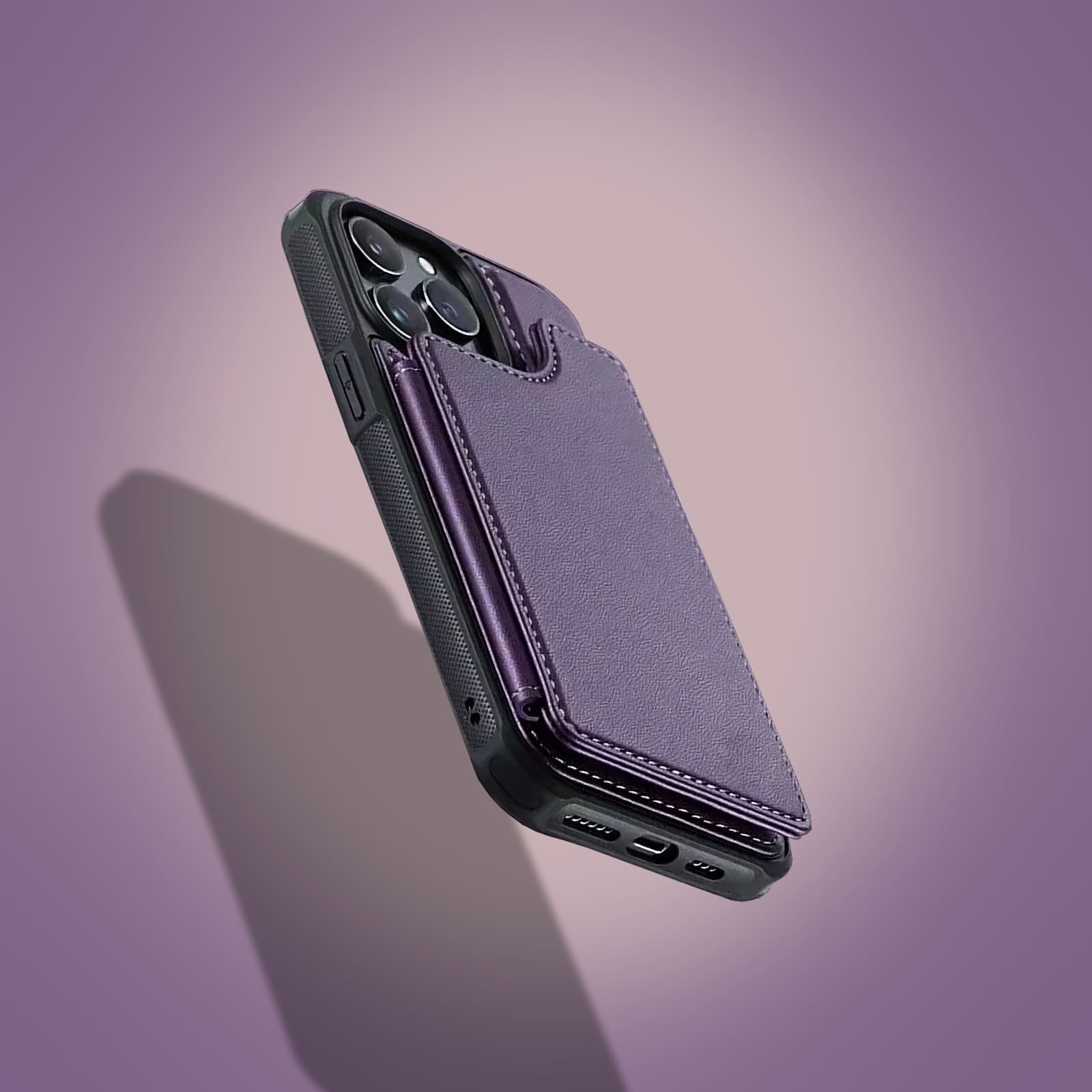 alt="coque telephone pour iphone violet haute qualitée matériaux recyclé durable porte cartes porte monnaie"